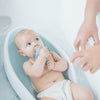 Angelcare sjedalica za kupanje plava sa bebom koja se kupa - BabyLaura trgovina
