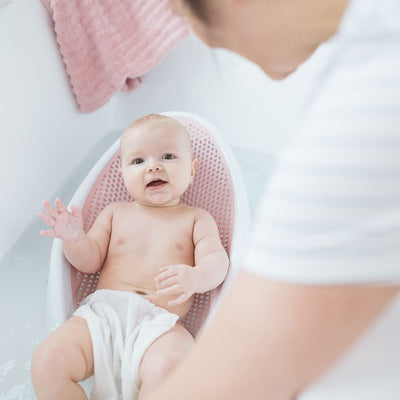Angelcare sjedalica za kupanje roza sa bebom koja se kupa - BabyLaura trgovina