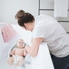 Angelcare sjedalica za kupanje siva sa bebom koja se kupa - BabyLaura trgovina
