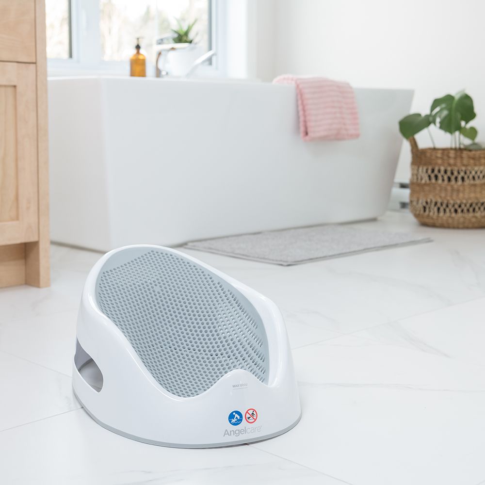 Angelcare sjedalica za kupanje siva u kupaonici - BabyLaura trgovina