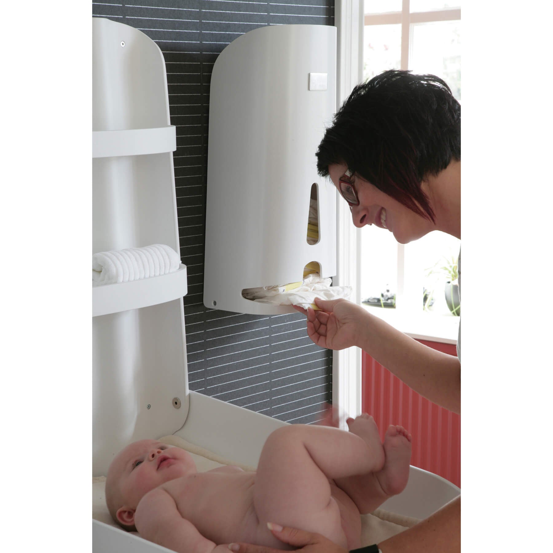 byBO® design Nathi zidna prematalica Bijela sa bebom - BabyLaura