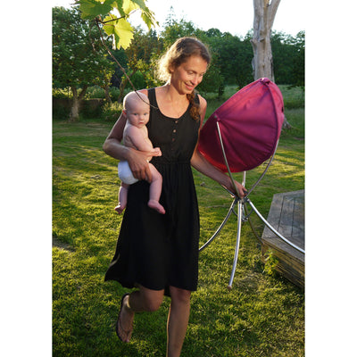 Vaggaro® One kolijevka roza koju nosi mama s bebom - BabyLaura