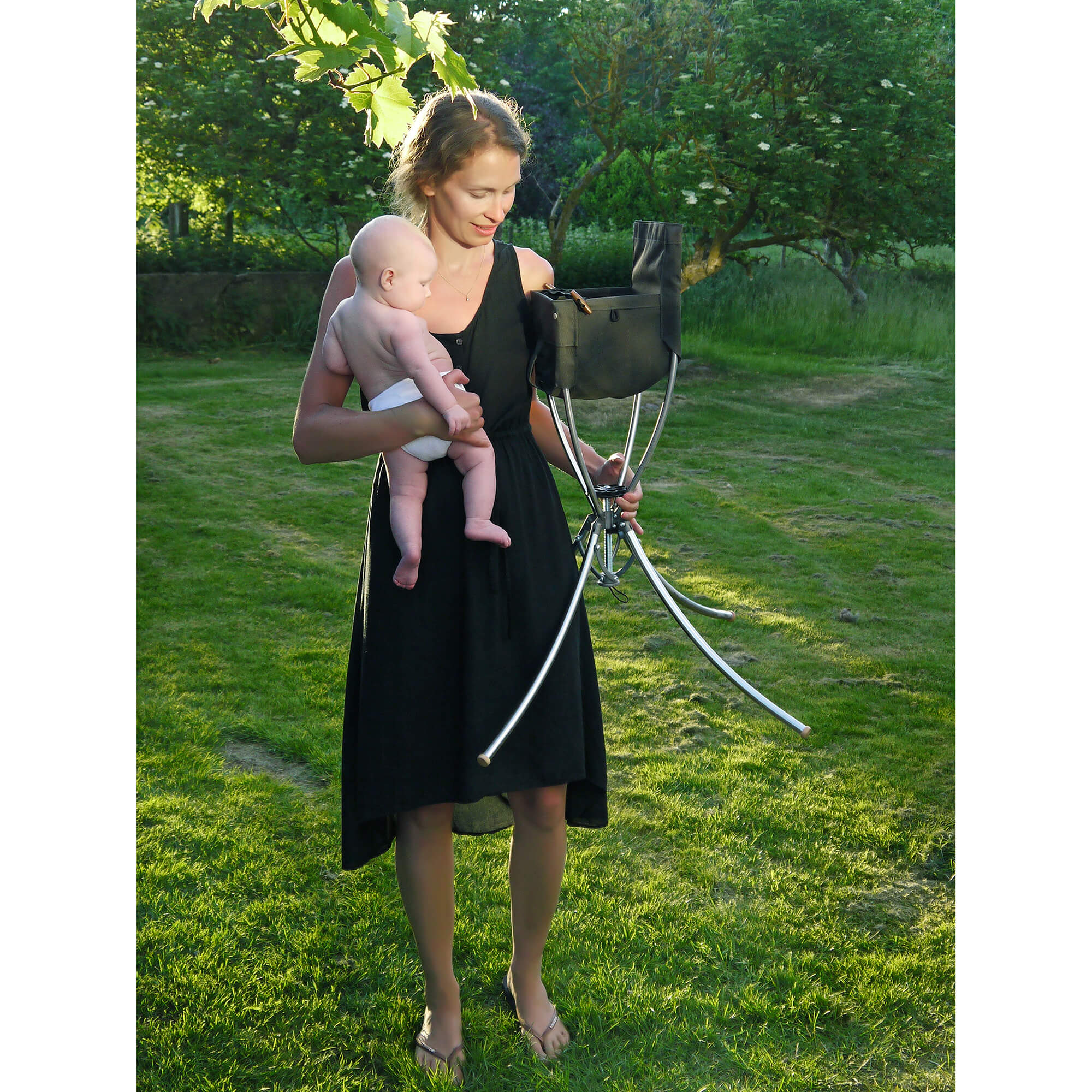 Vaggaro® One sjedalica grafit koju nosi mama s bebom - BabyLaura