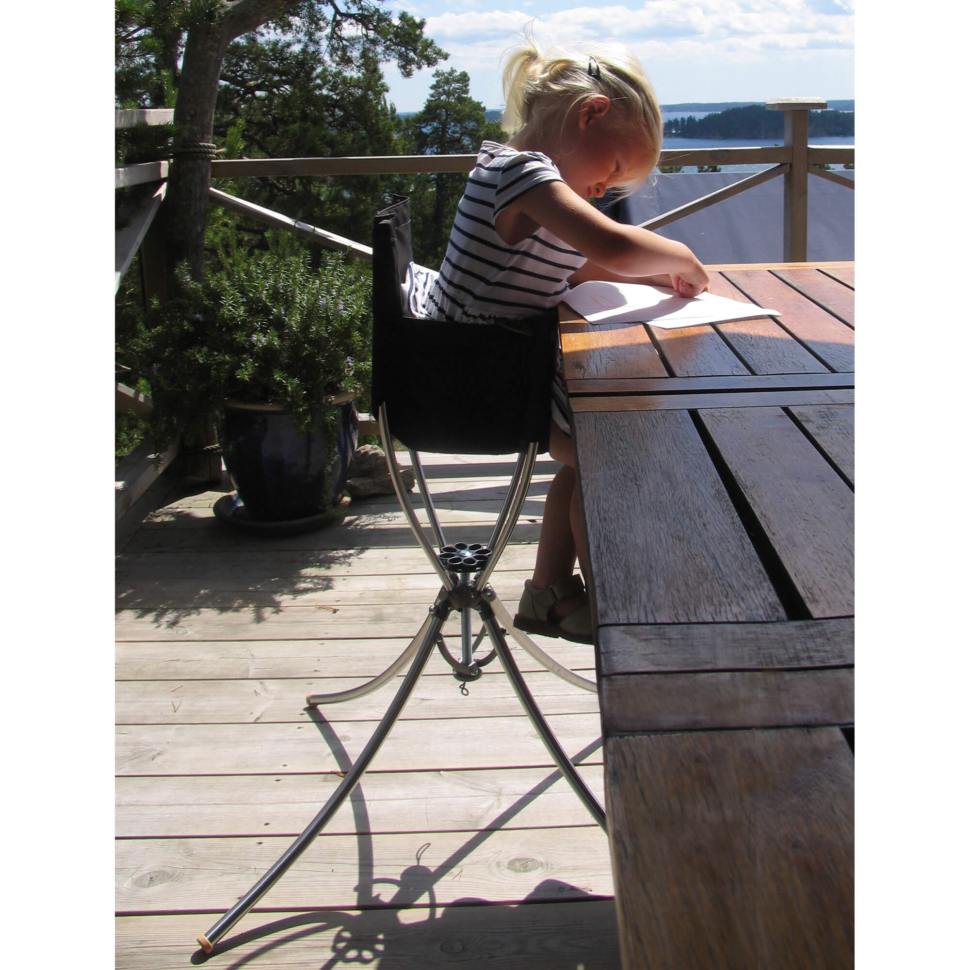 Vaggaro® One set 3u1 grafit sjedalica u kojoj sjedi djevojčica za stolom - BabyLaura